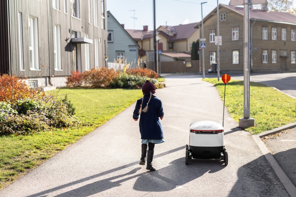 Child and a Starship delivery robot_Renee Altrov_Brand Estonia_2.jpg