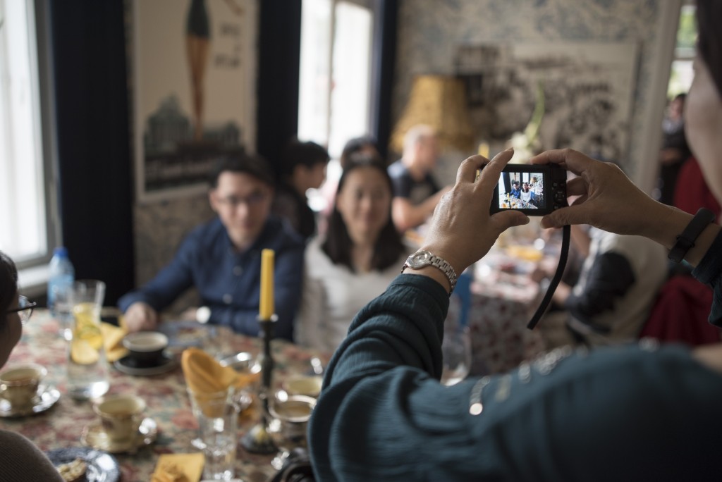 253173-taking-a-photo-in-a-cafe.jpg